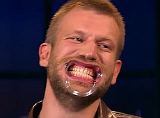 Повний рот коллаби: Дорн на шоу Урганта фрістайлив тарабарською. ВІДЕО