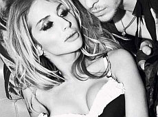 Хлопчик Могилевської розпустив руки з напівголою Лободою. ФОТО