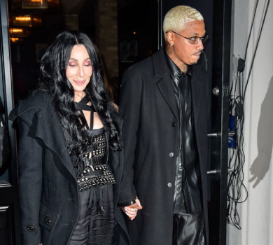 Заручилася? 76-річна Шер вразила коштовним дарунком від молодого бойфренда