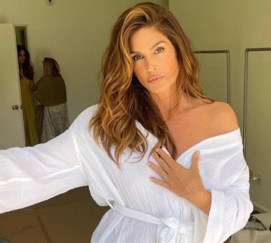 Флінстоун, Трініті та ковбої: Сінді Кроуфорд із чоловіком та дітьми потусили на вечірці з нагоди Хелловіну