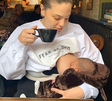 Кава з молоком: Ешлі Грем у кав'ярні годує сина груддю. Милі ФОТО