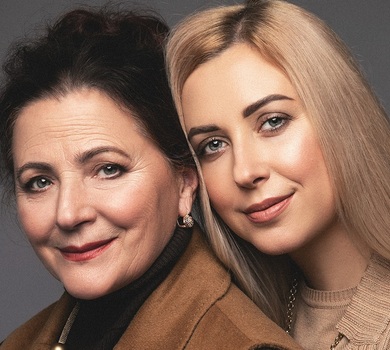 Ніна і Тоня Матвієнко знялися у сіро-коричневій гамі та поділилися секретами краси