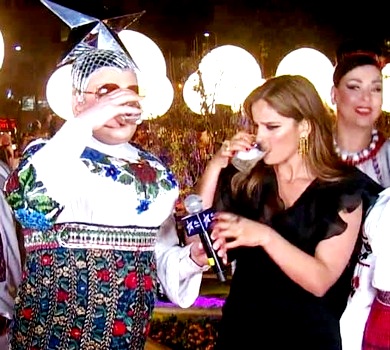 Сердючка з мамою хильнули шампанського на помаранчевій доріжці Євробачення