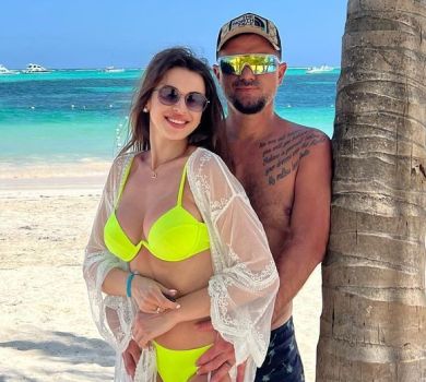 Екс Лорак у Домінікані пообіймав кохану в яскравому бікіні. ФОТО