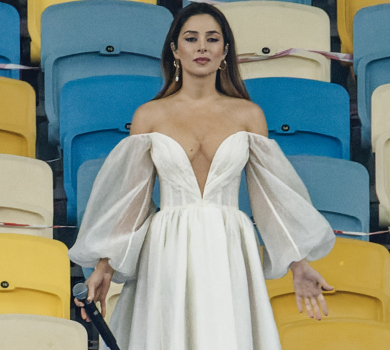 Огнєвіч із декольте до пупа заспівала гімн перед матчем збірної України з Казахстаном   