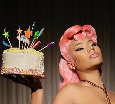 Гола Нікі Мінаж попозувала з тортом на честь свого дня народження. ФОТО