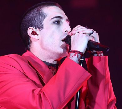 Зірочки на цицях та червоне мереживо: Maneskin у турі запалили в костюмах від Фролова