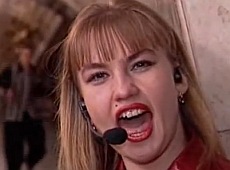 Як юна Камалія у метро просила кохання у стилі техно. ВІДЕО