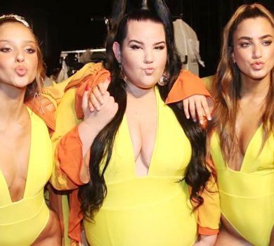Переможниця Євробачення Нетта в купальнику струсонула Fashion Week пишними формами