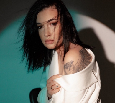 Приходько з блискітками на личку, моносережкою та кігтем попозувала для ФОТО