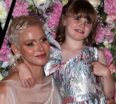 Моя принцеса: княгиня Монако зворушила мережу фото з дочкою перед модним виходом