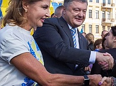 Патріотично та бюджетно: Перша леді з дітьми вигуляли українські кофтинки 