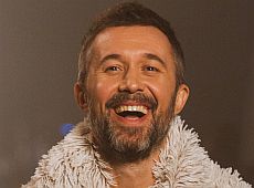 Босий Бабкін із голим торсом помедитував серед китайських ліхтариків. ВІДЕО