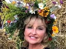 Дружина Луценка в магічну ніч надягла вінок і стрибала з чоловіком через багаття