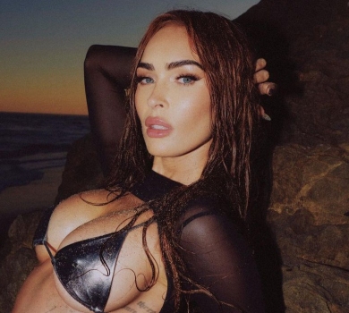 Пишногруда Фокс у провокативній сукні з відкритим передом хтиво повигиналася на пляжі