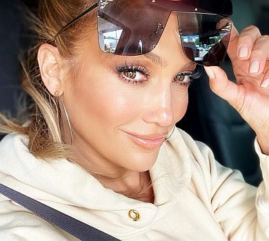 Лопес засвітила апетитні форми у білому купальнику 