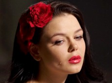 Гросу грала на скляному органі під наглядом татка