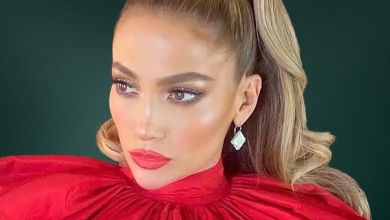 Подвоїли любов: Лопес у сукні в стилі колібрі показалася на сходах та розповіла, як святкувала Різдво