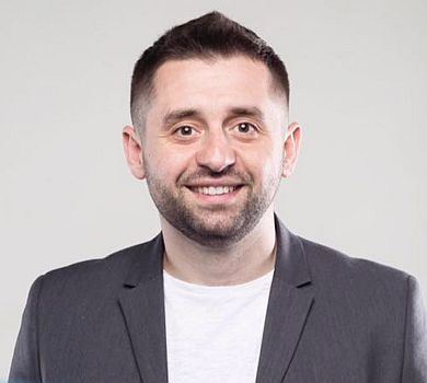 Зе-нардеп Арахамія в Трускавці вигуляв кислотні кросівки італійського бренду. ФОТО 