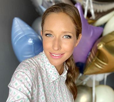 Квітуча Осадча показалася після пологів та похвалилася вдвічі важчим за сина букетом від Горбунова