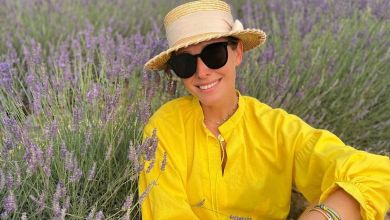 Осадча у вишиванці та мінішортах всілася у лаванду заради ФОТО