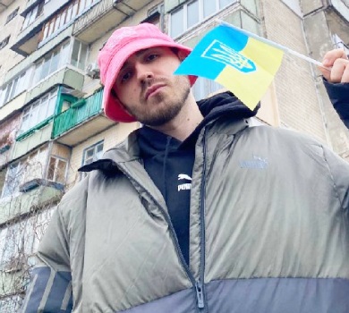 Соліст Kalush Orchestra посвятив паски з дівчиною та батьками. ФОТО