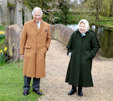 Мама і син на прогулянці: палац поділився зворушливими ФОТО Єлизавети ІІ з принцом Чарльзом