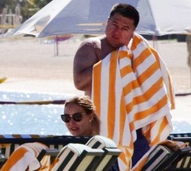 Суддя Тупицький посвітив голим животом на пляжі в Дубаї. ФОТО   