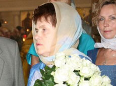 Люся Янукович навіть до церкви ходить по-партійному. ФОТО