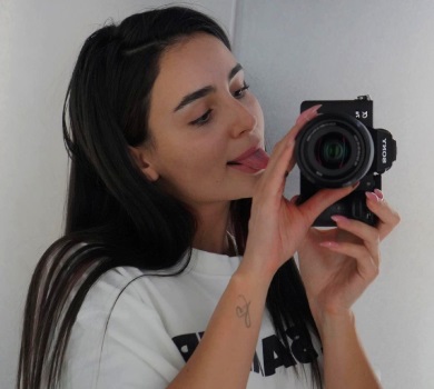 Мокра Трінчер в декольтованому монокіні попозувала в місці сили