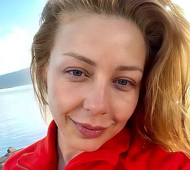 Кароль без мейкапу заселфилася на тлі ісландського водоспаду