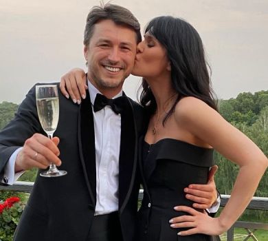 Єфросиніна з голими плечима та Нікітюк у зухвалому міні привітали Притулу з ювілеєм