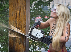 Femen заступилися за Pussy Riot бензопилкою