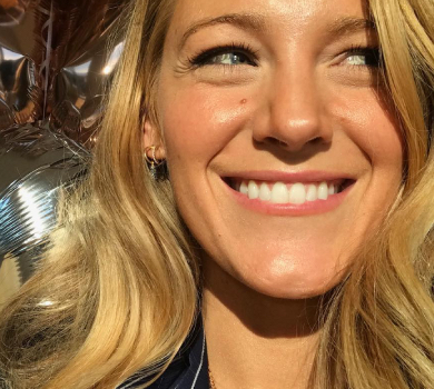 Без фотошопу: Лайвлі показалася в купальнику через 2 місяці після пологів