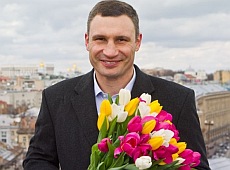 Кличко на Хрещатику задарував жінок квітами. ФОТО