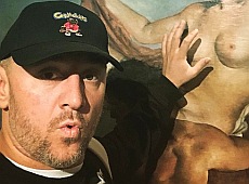 Потап оголив торс на тлі церкви в Мюнхені. ФОТО