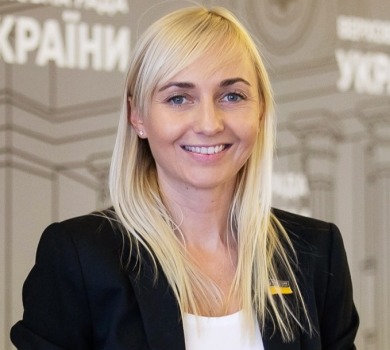 Депутатка Устінова підтвердила вагітність та оголосила стать майбутньої дитини 