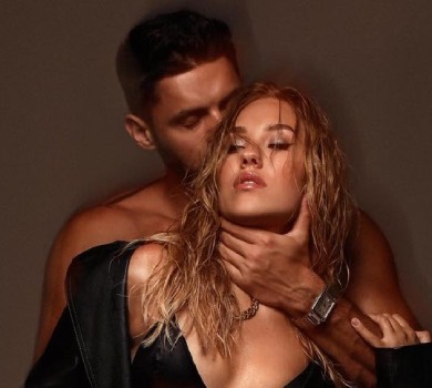 Напівголі Квіткова та Добринін гаряче пообіймалися на камеру. ФОТО