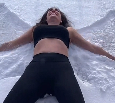 Жінка Тігіпка у топіку та лосинах весело вивалялася у снігу. ВІДЕО