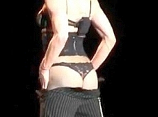 Мадонна на концерті в Києві показала дупу. ФОТО. ВІДЕО