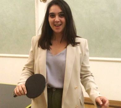 Речниця Зеленського відхрестилася від кидання на журналіста та пограла в пінг-понг. ВІДЕО