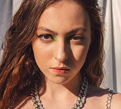 Рано чи ні? Полякова похвалилася новим кольором волосся дочки 