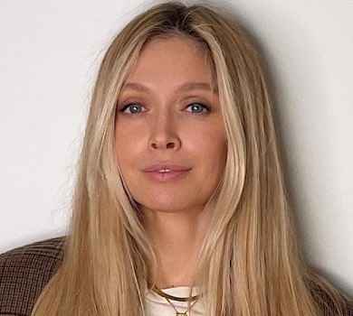 Насолодилася компліментами: Брежнєва показала розкішний бюст у тісному топіку. ФОТО