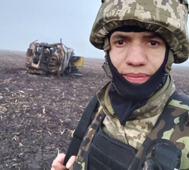 Накрали іграшок у дітей: актор Стороженко, який служить у добробаті, показав здобич окупантів у розхераченій машині