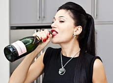 Дочка Джарти відпочиває на кращих курортах та п’є шампанське з горла