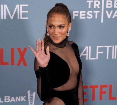 Лопес у дуже сміливій сукні засвітилася на кінопрем'єрі. ФОТО 