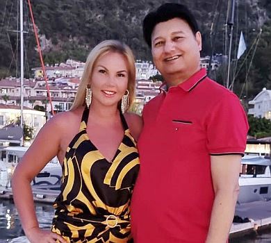 Камалія в Туреччині вигуляла чорно-жовте плаття та показала сімейні ФОТО 