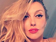 Полякова вигнулася в купальнику між волохатих ніг подружки. ФОТО 