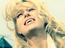 Горбачова знову перенесла весілля та запустила відео-блог