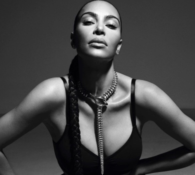 Прикраси Tiffany, декольте й шкіряний оверсайз: Кардашян покрасувалася в глянці